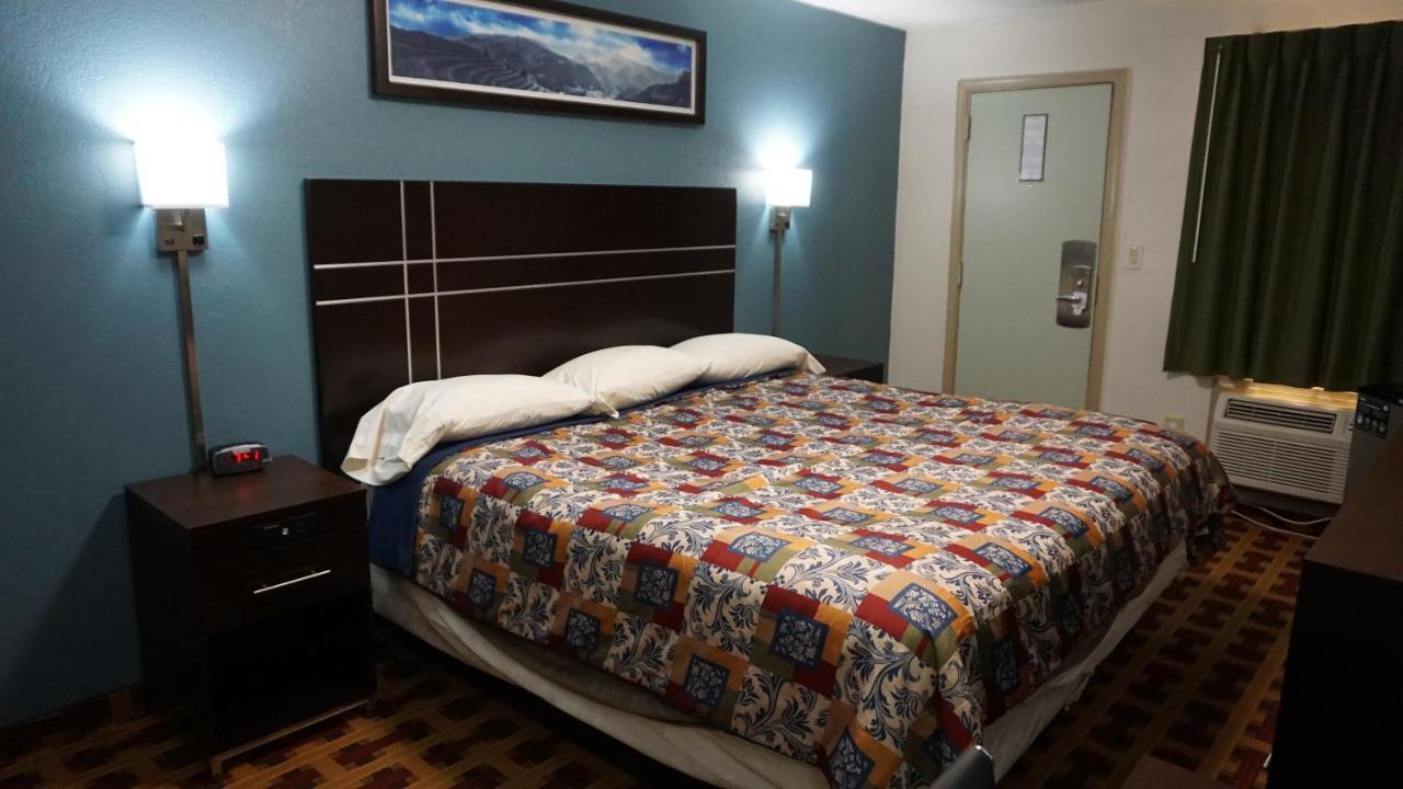 - Dix Hotel 2*